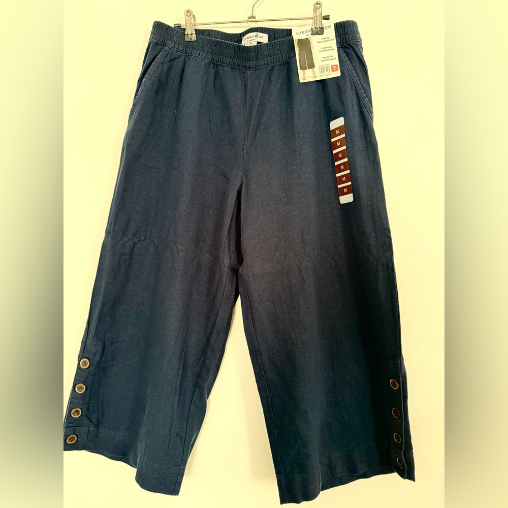 Stylish NAVY Cropped Pants with Button Detail.